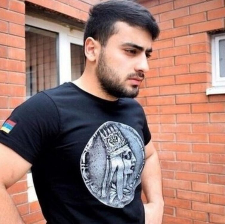 Красивые кавказцы. Крутые армянские фото. Армянский флаг армянский. Ара армянин. Девушка с армянским флагом.