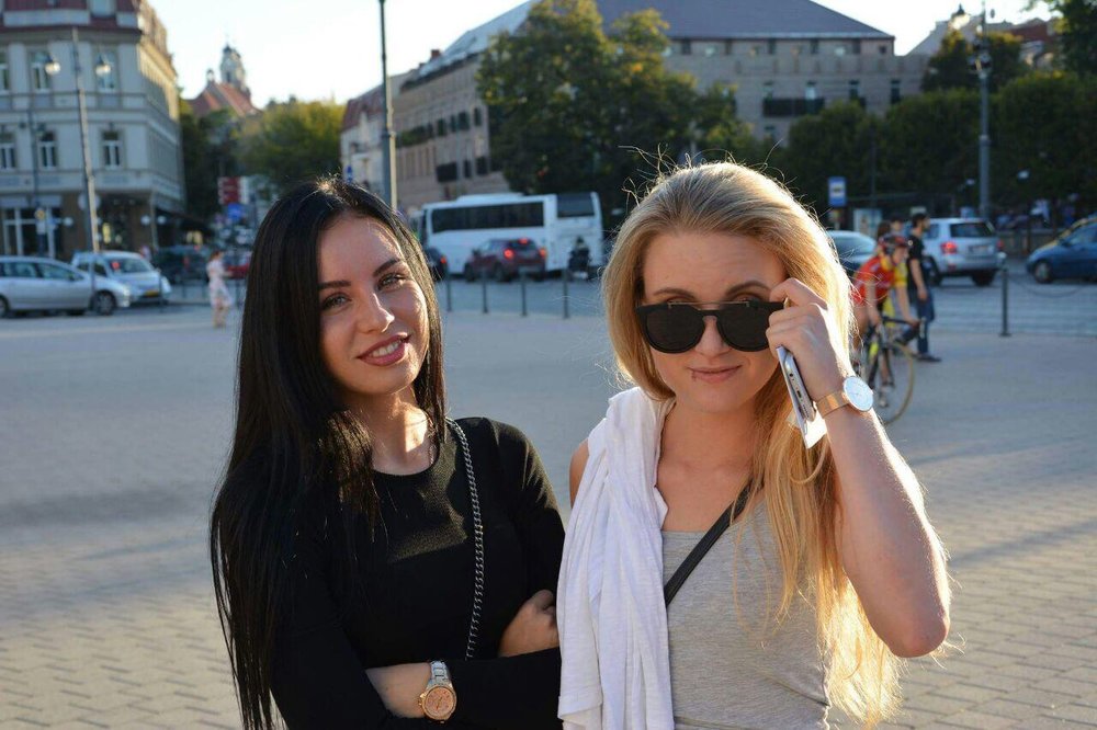 2 в 1 девушки. Красивые девушки одинаковые. Фотосессия одной и той же девушки. Много одинаковых девушек. Фото одинаковых девушек.