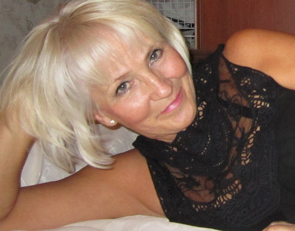 Взрослые дамы ищут молодых парней. Взрослые женщины ищут молодых людей. Женщины которые ищут молодых. Женщины за 35. Богатые одинокие женщины ищут мужчину с номерами телефонов.