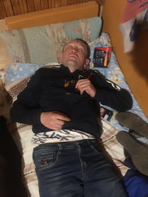 Моему сыну славику 20 лет полгода загуливает. Славик 20 лет.