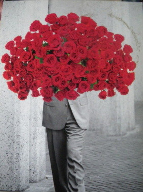 Рингтон дарите женщинам цветы без повода. Букет для мужчины. Букет цветов для мужчины. Мужчина с букетом роз. Мужчина дарит букет цветов.