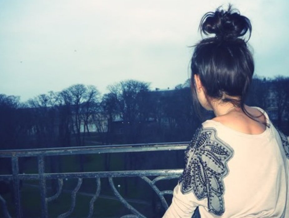 Девушка с темными волосами со спины. Брюнетка со спины со средними волосами. Брюнетка со спины со средними волосами. Брюнетка со спины с длинными волосами. Брюнетка с пучком.