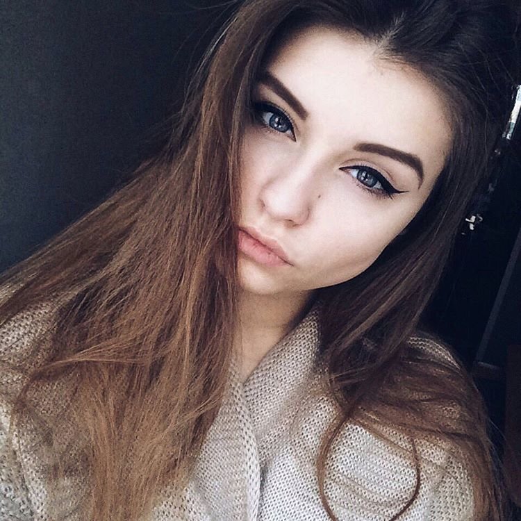 Красивые девушки на аву. Красивые девушки на пол лица. Девочки 16 19 лет. Картинки на аву для девушек. Девочка с темными волосами дома.