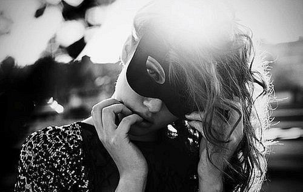Маскед лове орел. Девушка в черной маске. Девушка в маске фото. Красивые чернтбелые девушки в масках.
