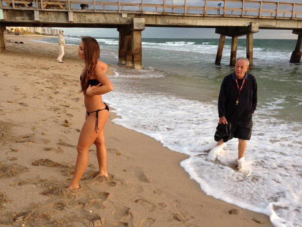 Где найти телку. Пялится на девушку на пляже. Смешное на пляже. Смешные пляжные фото. Мужчина на пляже смешно.