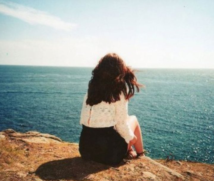 Фото девушки спиной у моря брюнетка