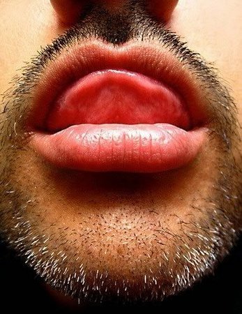 Улыбка мужская с закрытым ртом. Красивые мужские губы. Чувственные мужские губы. Красивые мужские губы. Тонкие мужские губы.